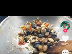 Tumis Batu Kali, Aksi Masak Pria Ini Justru Bikin Ngiler