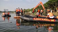 TNI AL Gerebek Sampah dan Lumpur di Waduk Pluit