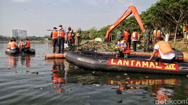 TNI AL Gerebek Sampah dan Lumpur di Waduk Pluit