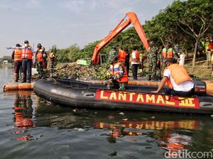 TNI AL Gerebek Sampah dan Lumpur di Waduk Pluit TNI AL Gerebek Sampah dan Lumpur di Waduk Pluit