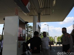 Aksi Perampok Bergolok di SPBU Kabupaten Bandung Terekam CCTV