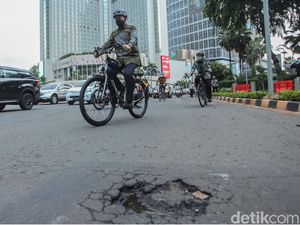 Momen Anies Tinjau Fasilitas Publik Sambil Gowes
