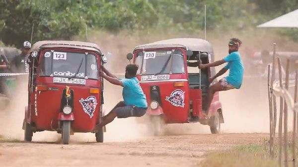 Balapan Bajaj di Jalur Offroad, Seru!