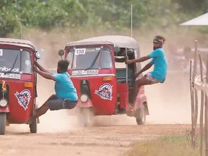 Balapan Bajaj di Jalur Offroad, Seru!