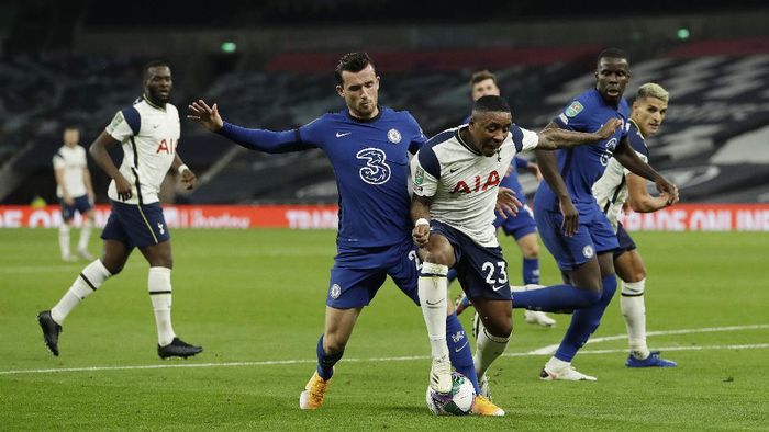 Ben Chilwell LONDON, ENGLAND - SEPTEMBER 29: Steven Bergwijn of Tottenham Hotspur is challenged by Ben Chilwell of Chelsea during the Carabao Cup fourth round match between Tottenham Hotspur and Chelsea at Tottenham Hotspur Stadium on September 29, 2020 in London, England. Football Stadiums around United Kingdom remain empty due to the Coronavirus Pandemic as Government social distancing laws prohibit fans inside venues resulting in fixtures being played behind closed doors. (Photo by Matt Dunham - Pool/Getty Images)