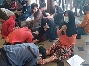 Biar Kapok! 18 Remaja Tawuran Ditantang Uji Nyali-Dihukum Cium Kaki Ibu
