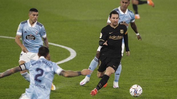 Barcelona's Lionel Messi runs with the ball during the Spanish La Liga soccer match between RC Celta and FC Barcelona in Vigo, Spain, Thursday, Oct. 1, 2020. (AP Photo/Lalo Villar)