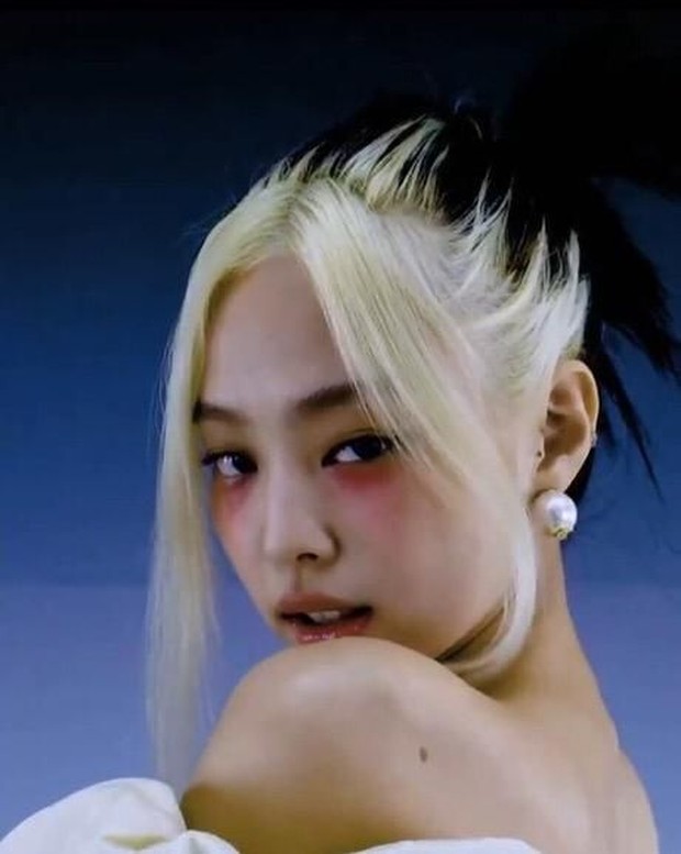 Chunky highlights/pinterest.com/jendukiblinks Gaya ini sangat kontras dengan warna rambut alami dan mengembalikan nuasa tahun 1990an.