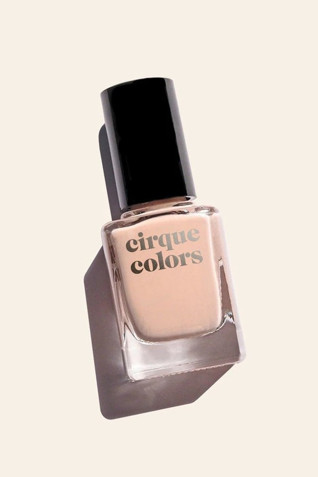 Warna nude ini ideal digunakan untuk mereka yang memiliki warna kulit terang hingga sedang.