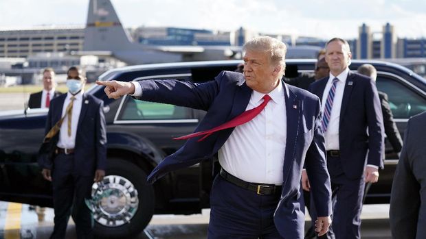 President Donald Trump gestures to supporters as he arrives at Minneapolis Saint Paul International Airport, Wednesday, Sept. 30, 2020, in Minneapolis. (AP Photo/Alex Brandon)