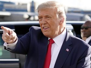 Bandel! Belum Sembuh dari COVID-19, Trump Copot Masker di Gedung Putih