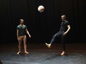 Edinson Cavani Tak Cuma Jago Main Bola, Balet pun Bisa