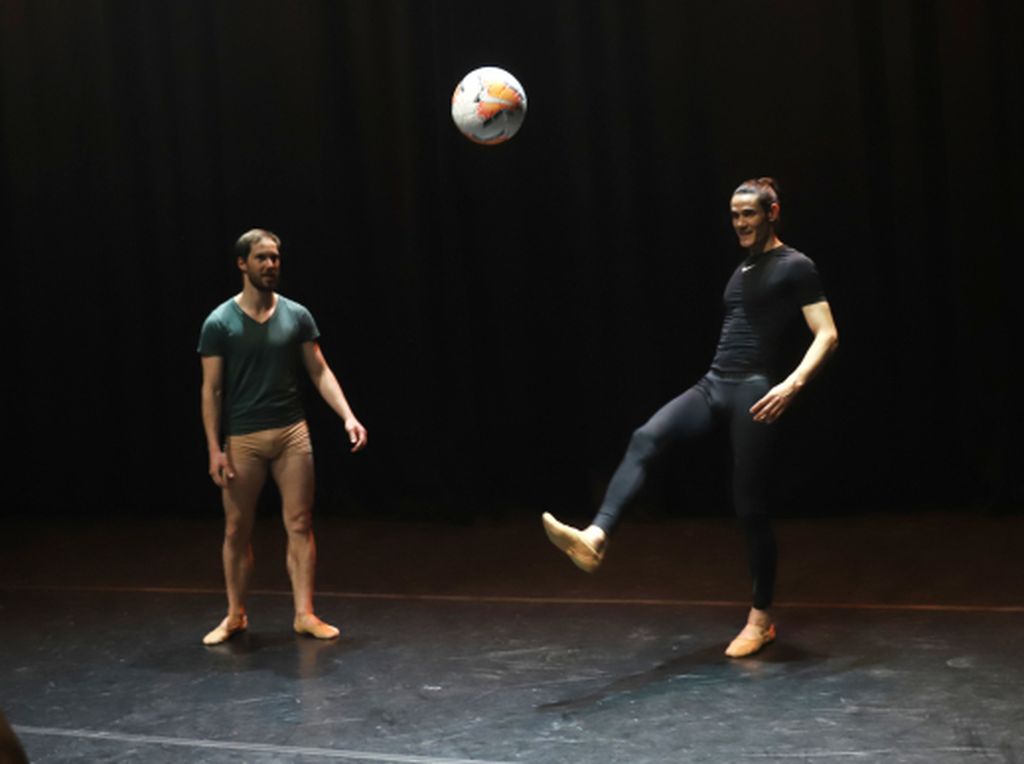 Edinson Cavani Tak Cuma Jago Main Bola, Balet pun Bisa Edinson Cavani Tak Cuma Jago Main Bola, Balet pun Bisa