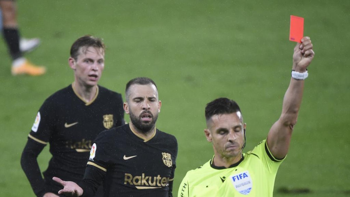 Lionel Messi, Gerard Pique dan Ronald Koeman memprotes keputusan wasit yang mengkartu merah Clement Lenglet (Foto: AFP/MIGUEL RIOPA)