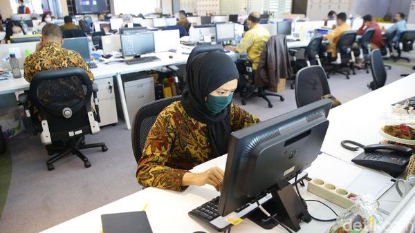 Geliat Hari Batik Nasional di Perkantoran Jakarta