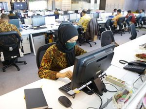 Geliat Hari Batik Nasional di Perkantoran Jakarta Geliat Hari Batik Nasional di Perkantoran Jakarta