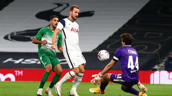 LONDON, ENGLAND - OCTOBER 01: Harry Kane of Tottenham Hotspur  scores his teams sixth goal  during the UEFA Europa League play-off match between Tottenham Hotspur and Maccabi Haifa at Tottenham Hotspur Stadium on October 01, 2020 in London, England. Football Stadiums around Europe remain empty due to the Coronavirus Pandemic as Government social distancing laws prohibit fans inside venues resulting in fixtures being played behind closed doors. (Photo by Clive Rose/Getty Images)