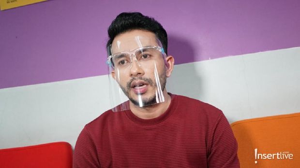 Hendra, penjual peyek tampan yang viral