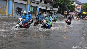 Hujan Deras Bikin Kawasan Haji Nawi Tergenang