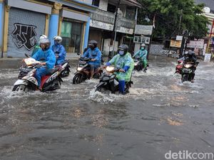 Hujan Deras Bikin Kawasan Haji Nawi Tergenang