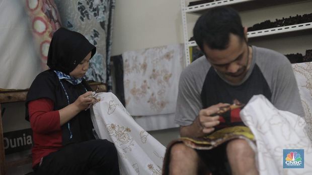 Perajin memproduksi masker batik di Sentra Kerajinan Batik Tradisiku, Kota Bogor, Jawa Barat, Jumat (2/10/2020). Pemerintah tanggal 2 Oktober sebagai Hari Batik Nasional. Penetapan tersebut berdasarkan keputusan Perserikatan Bangsa-Bangsa (PBB) nan menetapkan batik menjadi warisan budaya bumi dari Indonesia. Galeri Batik ini merupakan salah satu pusat di mana visitor dapat memandang dan memesan batik nan desainnya banget kental dengan nuansa Kota Bogor. Biasanya visitor nan datang ke Bogor bisa memandang dan mengunjungi Galeri Batik ini. Karena adanya patokan PSBB  membikin turis asing tidak bisa datang. Ragam desainnya pun rupa-rupa mulai dari motif hujan gerimis, kujang, Kebun Raya, Istana Bogor, dan Batu Tulis. Untuk saat ini perajin sedang garap masker dengan motif batik standar SNI. Seperti diketahui Badan Standardisasi Nasional (BSN) mengeluarkan spesifikasi masker kain ber-SNI nan terbagi menjadi tiga jenis berasas penggunaannya, antara lain jenis A untuk penggunaan umum, jenis B untuk penggunaan filtrasi bakteri, dan jenis C untuk penggunaan filtrasi partikel. (librosfullgratis.com/ Muhammad Sabki