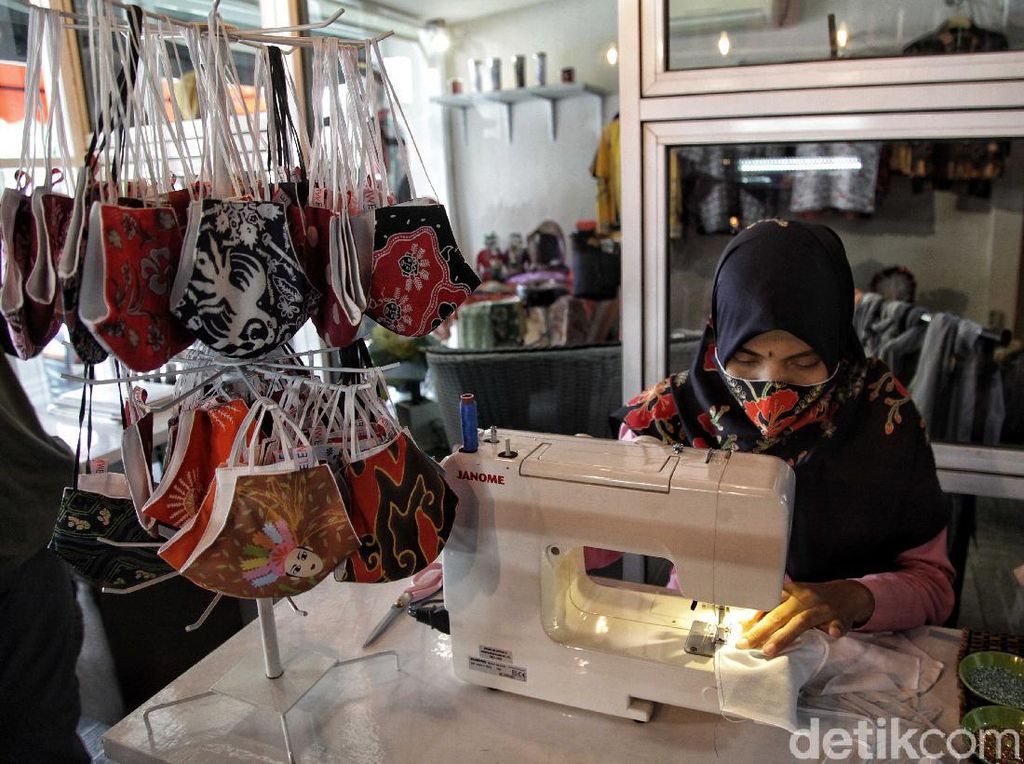 Jokowi Ungkap Industri Kreatif RI Menggeliat di Tengah Pandemi COVID-19 Jokowi Ungkap Industri Kreatif RI Menggeliat di Tengah Pandemi COVID-19