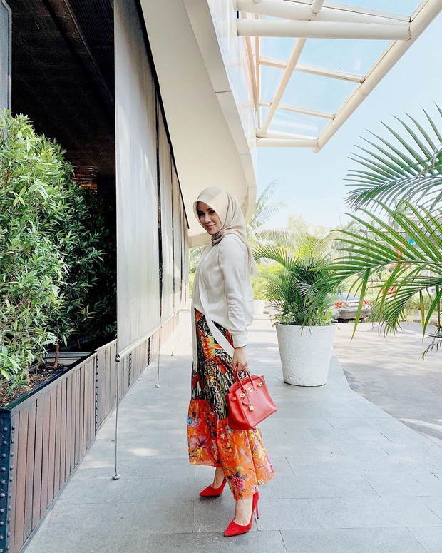 Inspirasi gaya batik selebriti/Instagram @ollaramlanaufar