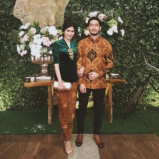 Inspirasi gaya batik selebriti/Instagram @syahnazs
