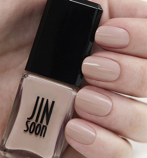 Warna pinky-beige ini akan mencerahkan kulit dan memanjangkan bentuk tangan kamu.