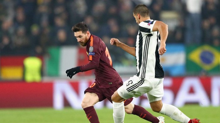 TURIN, ITALY - NOVEMBER 22: Lionel Messi of Barcelona and Sami Khedira of Juventus battle for possession during the UEFA Champions League group D match between Juventus and FC Barcelona at Allianz Stadium on November 22, 2017 in Turin, Italy.  (Photo by Michael Steele/Getty Images)