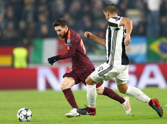 Juventus vs Barcelona TURIN, ITALY - NOVEMBER 22: Lionel Messi of Barcelona and Sami Khedira of Juventus battle for possession during the UEFA Champions League group D match between Juventus and FC Barcelona at Allianz Stadium on November 22, 2017 in Turin, Italy. (Photo by Michael Steele/Getty Images)
