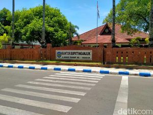 Bupati Nganjuk Tunda Pengadaan Alphard dan Camry yang Jadi Polemik