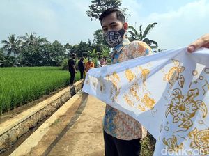 Warga Parungseah Catatkan Rekor Batik Terpanjang di Hari Batik Nasional