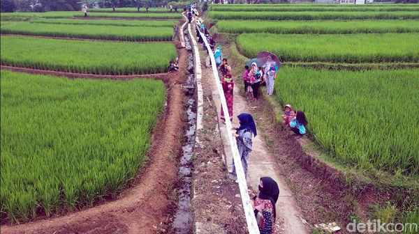 Warga Parungseah Sukabumi Pecahkan Rekor Batik Terpanjang