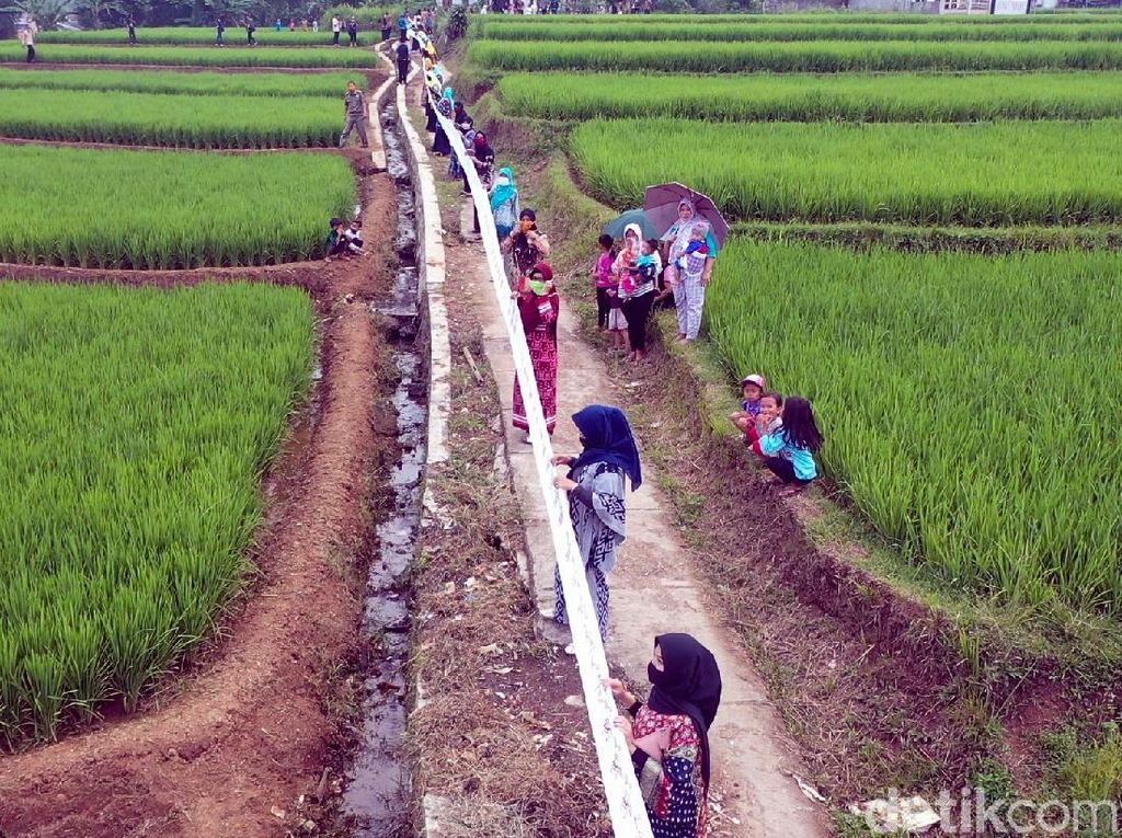 Warga Parungseah Sukabumi Pecahkan Rekor Batik Terpanjang Warga Parungseah Sukabumi Pecahkan Rekor Batik Terpanjang