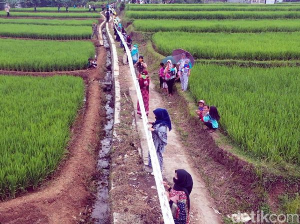 Warga Parungseah Sukabumi Pecahkan Rekor Batik Terpanjang