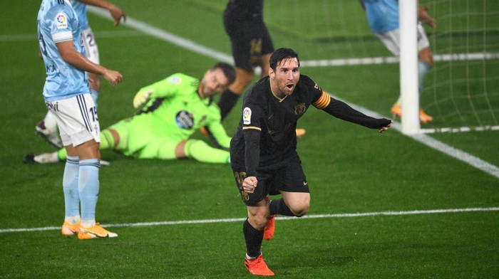 VIGO, SPAIN - OCTOBER 01: Lionel Messi of Barcelona  celebrates after scoring his team second goal during the La Liga Santander match between RC Celta and FC Barcelona at Abanca-Balaídos on October 01, 2020 in Vigo, Spain. Football Stadiums around Europe remain empty due to the Coronavirus Pandemic as Government social distancing laws prohibit fans inside venues resulting in fixtures being played behind closed doors. (Photo by Octavio Passos/Getty Images)