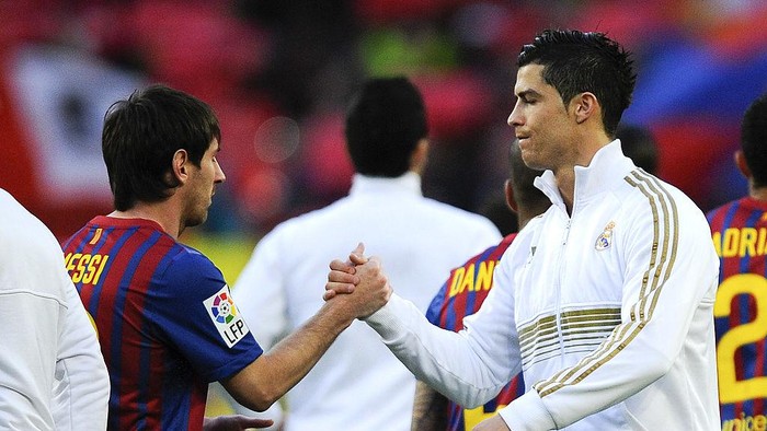 BARCELONA, SPAIN - APRIL 21:  Lionel Messi of FC Barcelona (L) and Cristiano Ronaldo of Real Madrid CF shake hands prior to the La Liga match between FC Barcelona and Real Madrid at Camp Nou on April 21, 2012 in Barcelona, Spain. Real Madrid CF won 1-2.  (Photo by David Ramos/Getty Images)