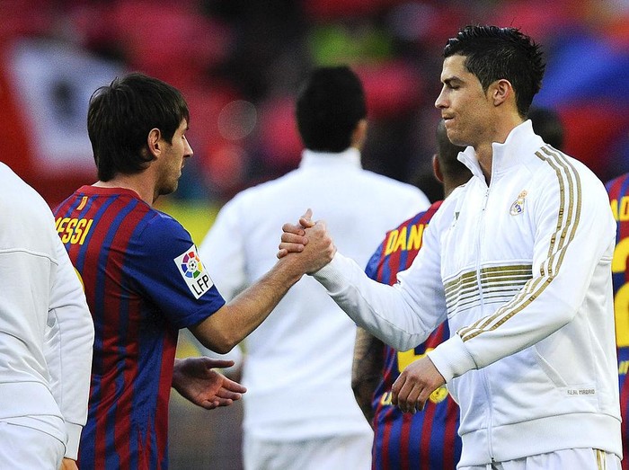 BARCELONA, SPAIN - APRIL 21:  Lionel Messi of FC Barcelona (L) and Cristiano Ronaldo of Real Madrid CF shake hands prior to the La Liga match between FC Barcelona and Real Madrid at Camp Nou on April 21, 2012 in Barcelona, Spain. Real Madrid CF won 1-2.  (Photo by David Ramos/Getty Images)