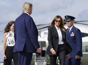 Foto: Gaya Maskulin Melania Trump di Debat Capres Sebelum Positif Corona