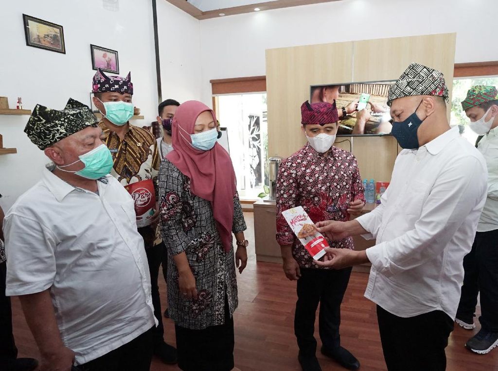 Menteri Teten Masduki Apresiasi Cara Banyuwangi Kembangkan Batik Menteri Teten Masduki Apresiasi Cara Banyuwangi Kembangkan Batik