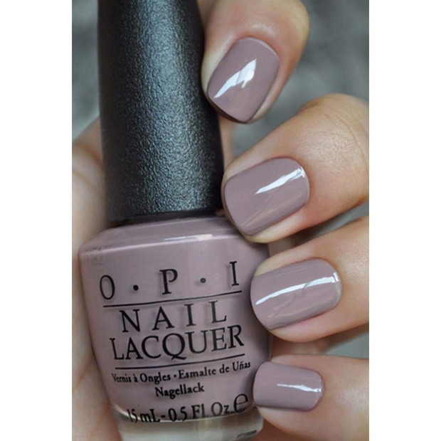 Di sisi lain produk lain memilih segala nail polish dengan warna pink, berbeda dengan OPI yang memilih kombinasi warna lavender dan abu-abu muda.
