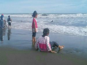 Pantai Kebumen Sepi Pengunjung Gegara Isu Tsunami 20 Meter Pantai Kebumen Sepi Pengunjung Gegara Isu Tsunami 20 Meter