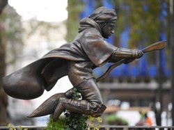Patung Harry Potter Lagi Main Quidditch Bertengger di London