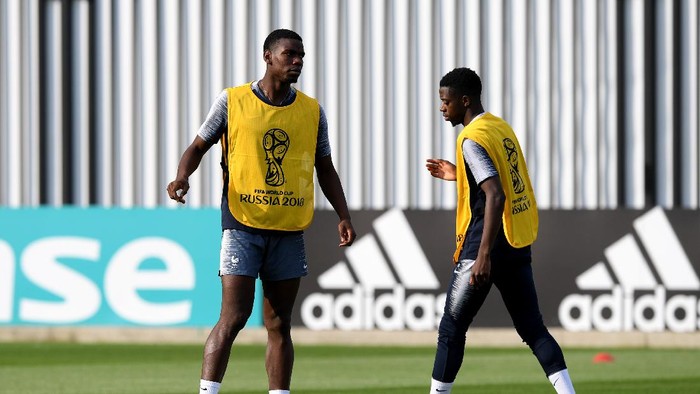 MOSCOW, RUSSIA - JULY 14:  Paul Pogba and Ousmane Dembele of France in action during a France training session  during the 2018 FIFA World Cup at Luzhniki Stadium on July 14, 2018 in Moscow, Russia.  (Photo by Shaun Botterill/Getty Images)