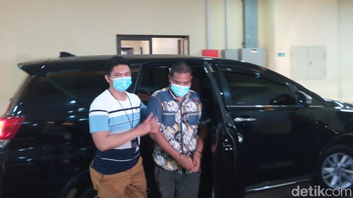 Pengunggah kolase foto Wapres Maruf Amin dengan Kakek Sugiono, Sulaiman Marpaung, tiba di Bareskrim Polri (Kadek Melda Luxiana/detikcom).