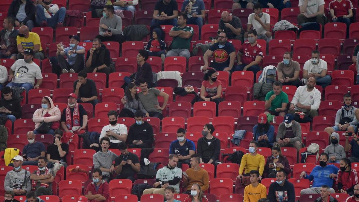 Suasana tribune stadion dipenuhi penonton. UEFA akan mencabut larangan penonton ke stadion pada Mei mendatang. (Foto: Getty Images/Pool)