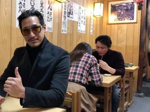 Gaya Kulineran Om Pemersatu Bangsa, Phillip Jusuf Saat Makan Steak