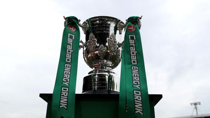 Piala Liga Inggris 2020/2021 NEWPORT, WALES - AUGUST 27: The League Cup Trophy ahead of kick off in the Carabao Cup Second Round match between Newport County and West Ham United at Rodney Parade on August 27, 2019 in Newport, Wales. (Photo by Catherine Ivill/Getty Images)