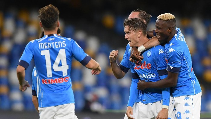 NAPLES, ITALY - SEPTEMBER 27: Fabian Ruiz, Victor Osimhen and Piotr Zielinski of SSC Napoli celebrate the 2-0 goal scored by Piotr Zielinski during the Serie A match between SSC Napoli and Genoa CFC at Stadio San Paolo on September 27, 2020 in Naples, Italy. (Photo by Francesco Pecoraro/Getty Images)